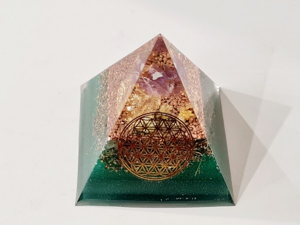 Orgonite pyramide améthyste verte